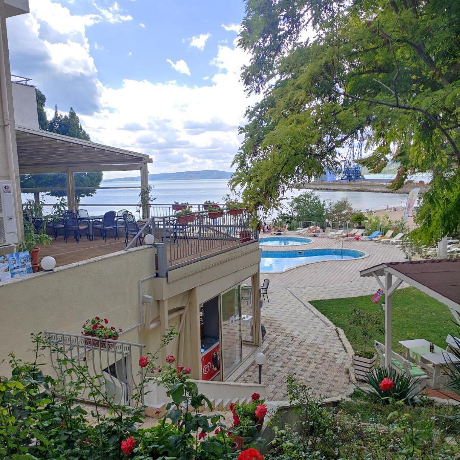 Helios Hotel Baltsjik Buitenkant foto