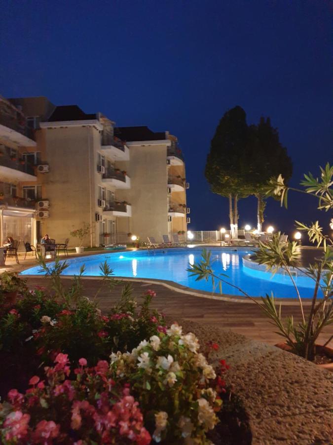 Helios Hotel Baltsjik Buitenkant foto