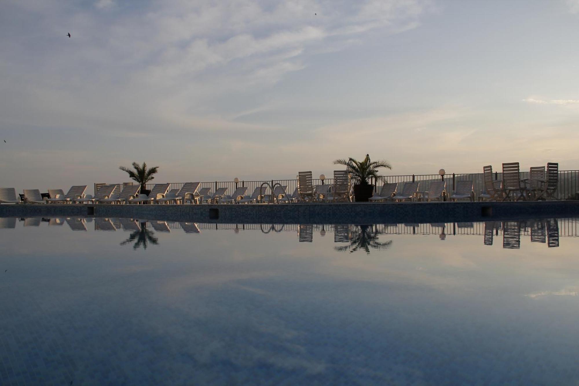 Helios Hotel Baltsjik Buitenkant foto