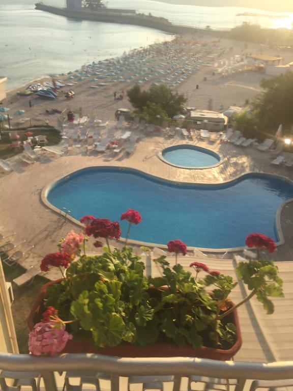 Helios Hotel Baltsjik Buitenkant foto