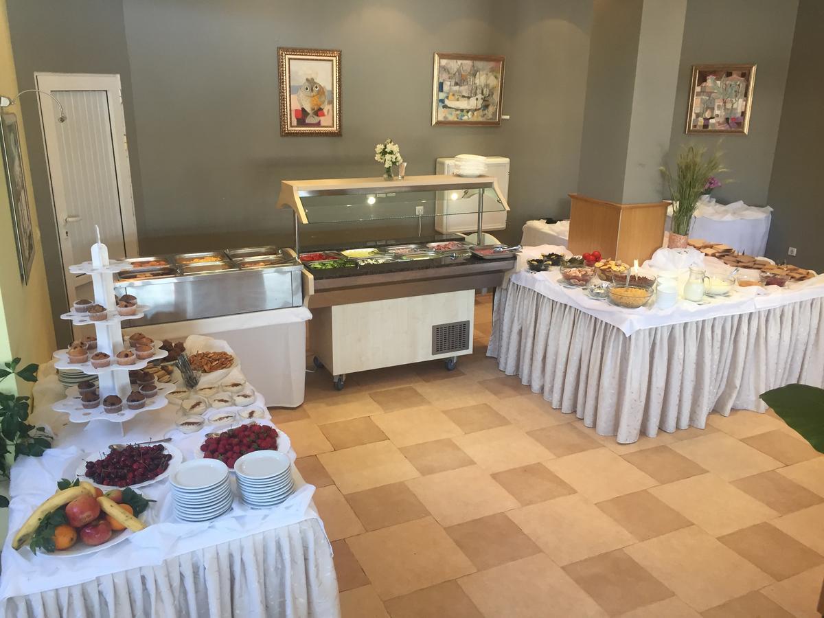 Helios Hotel Baltsjik Buitenkant foto